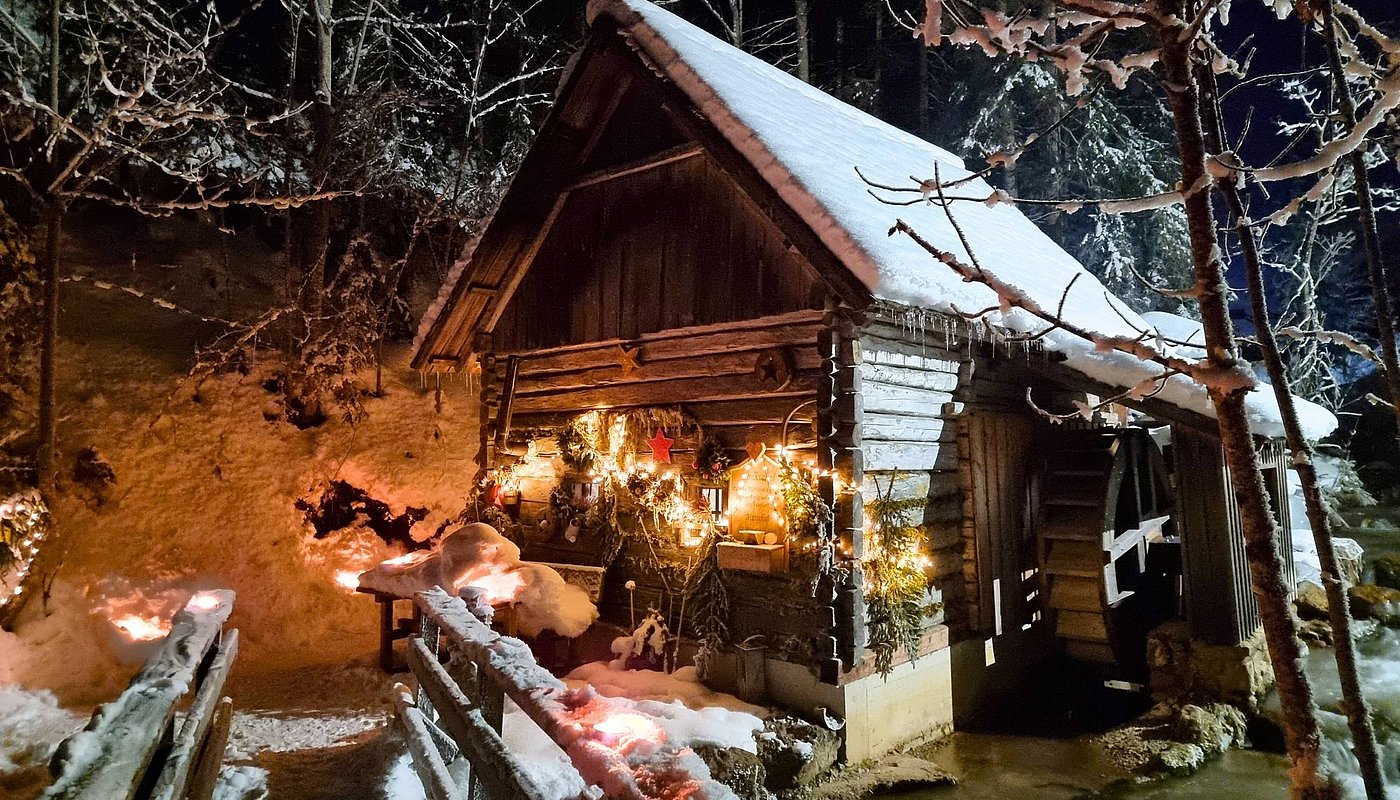 Weihnachtlich dekorierte und verschneite alte Mühle im Winter