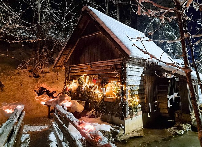 Weihnachtlich dekorierte und verschneite alte Mühle im Winter