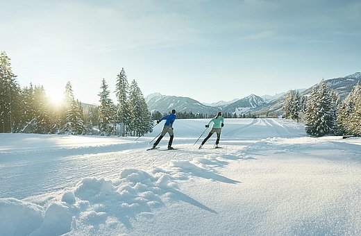 Langläufer am Morgen auf einer frisch präparierten Skatingloipe