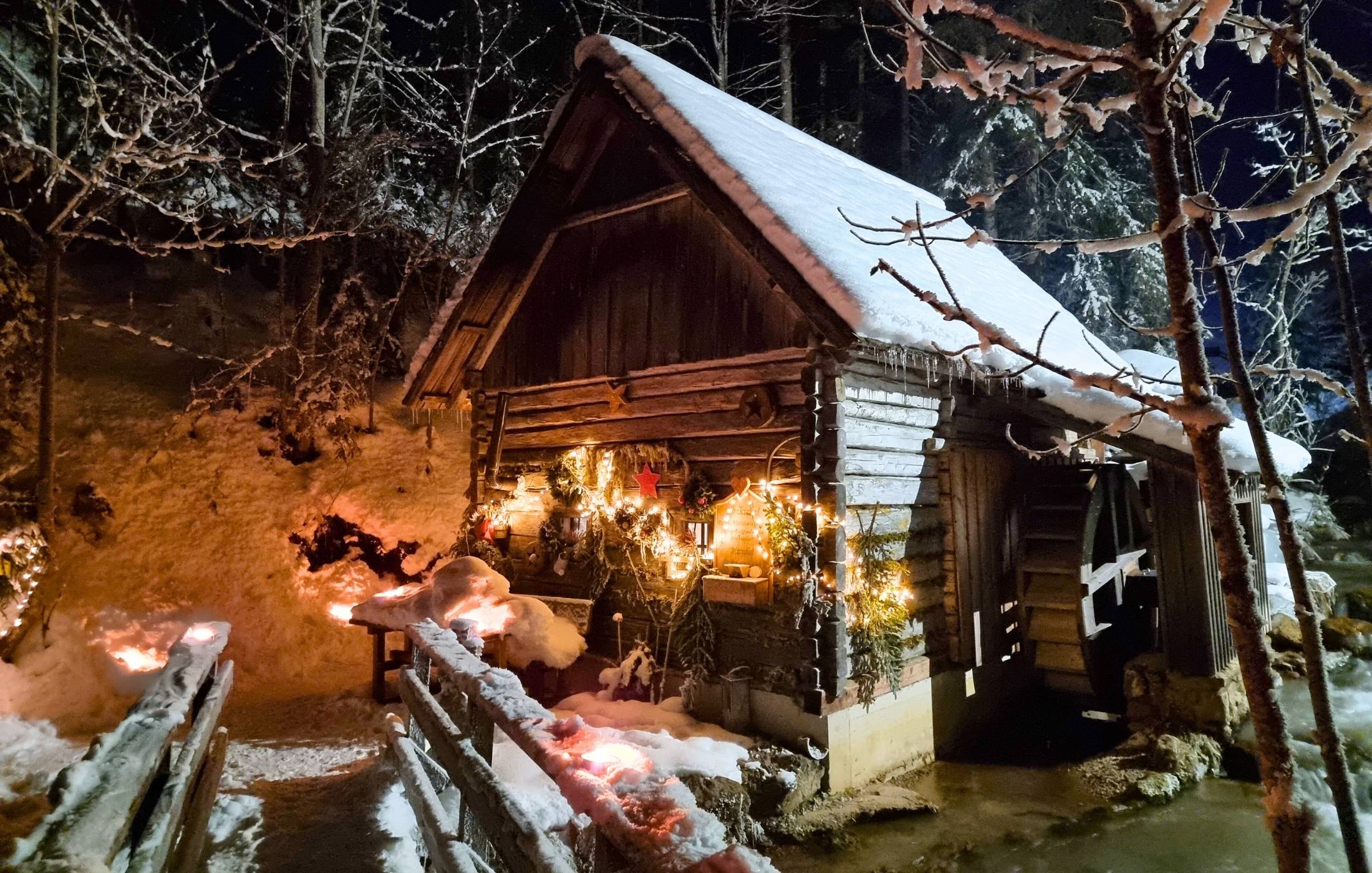 Weihnachtlich dekorierte und verschneite alte Mühle im Winter