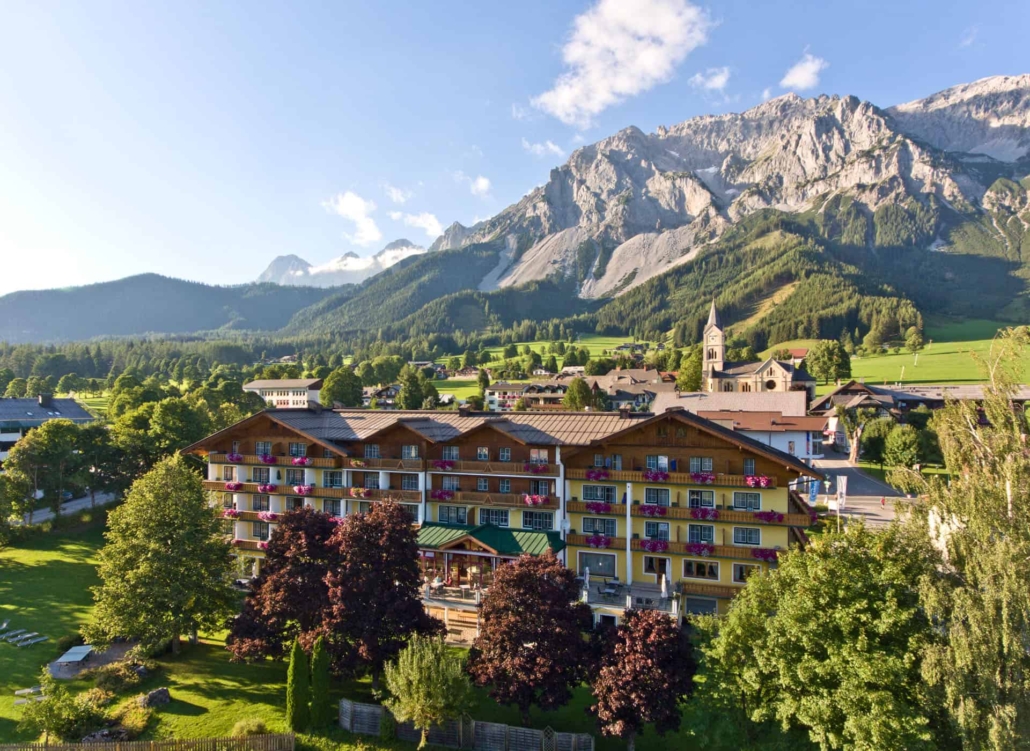 Blick auf das Hotel Matschner und den Ort Ramsau am Dachstein im Sommer