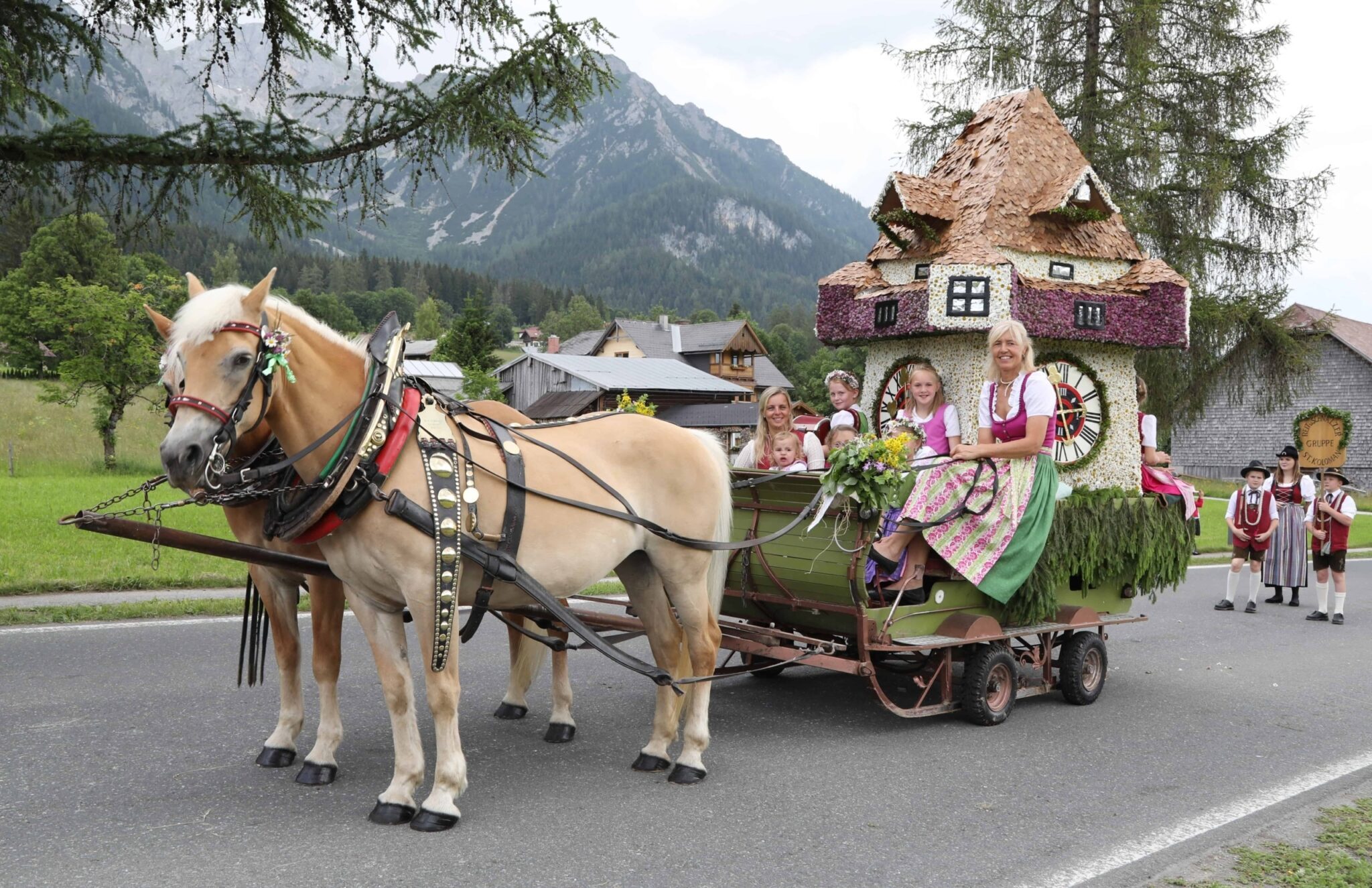Kutsche mit Frauen und Kindern in Tracht beim Frühlingsfest der Pferde in Ramsau am Dachstein