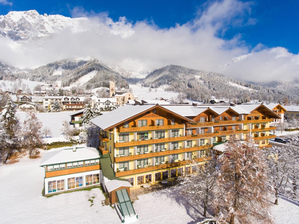 Hotel Matschner mit Blick auf das winterliche Ramsau am Dachstein