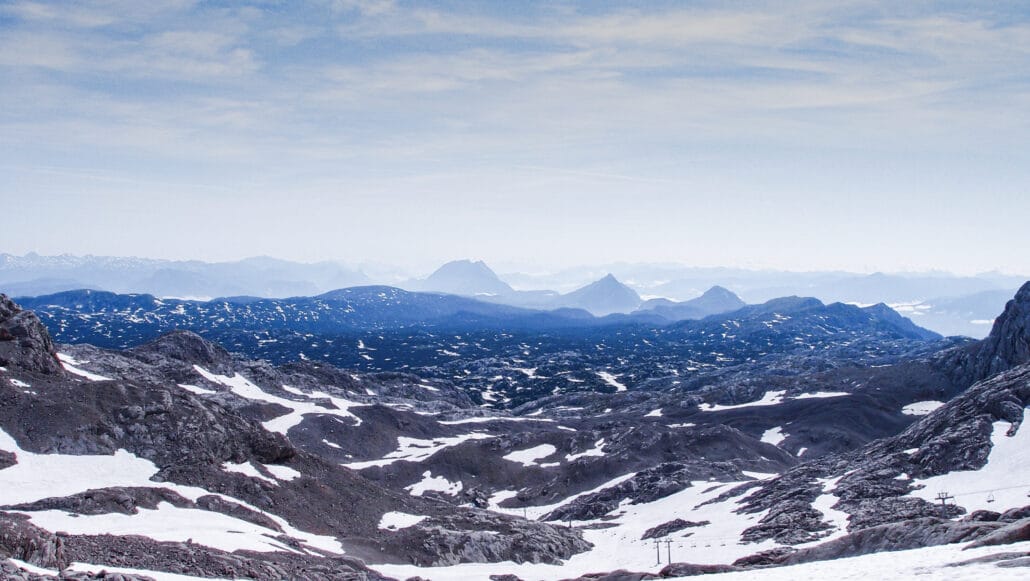 Blick auf eine Seilbahn in der Gletscherlandschaft mit Bergpanorama