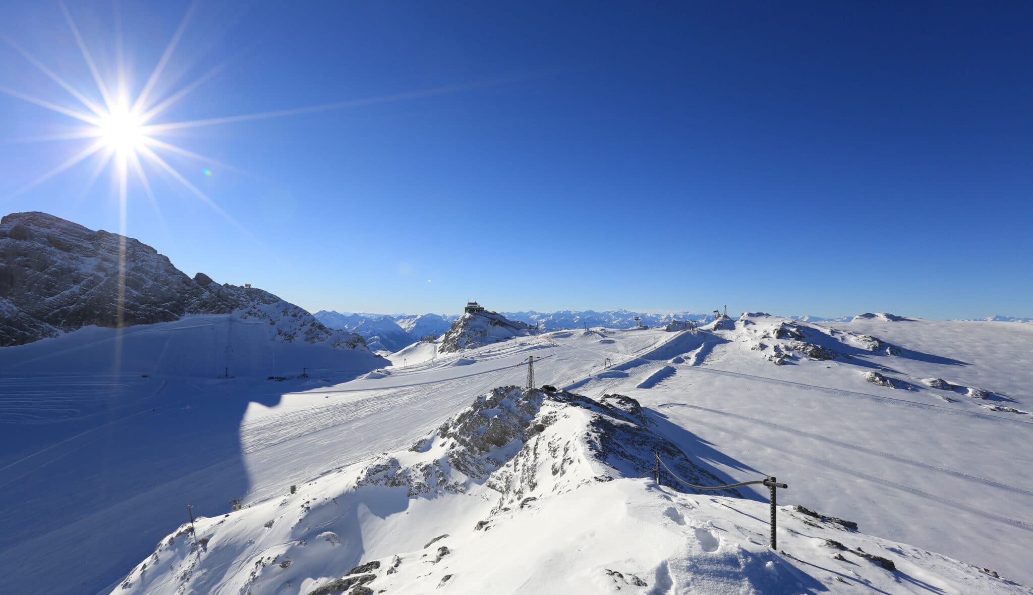 Präparierte Skipiste am Dachstein Gletscher im Winter bei Sonnenschein